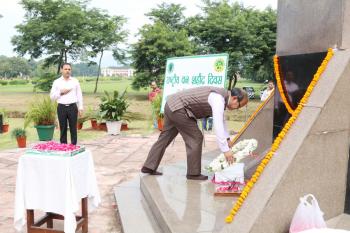 Hon'ble Minister of MoEF&CC Shri Bhupender Yadav paid floral tribute to forest martyrs at Forest Memorial, Forest Research Institute, Dehradun on 29th April, 2022